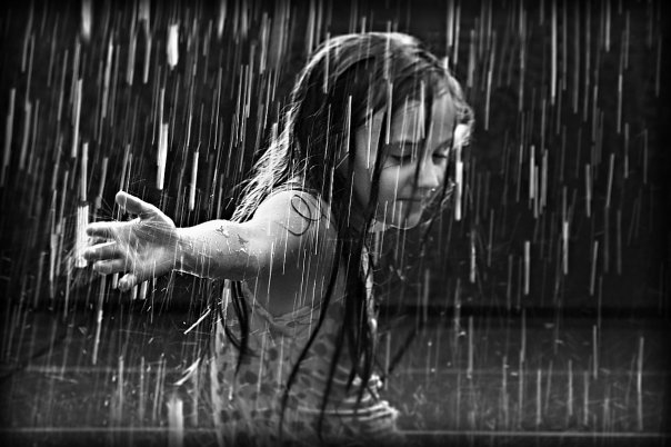 Девојка на дожд